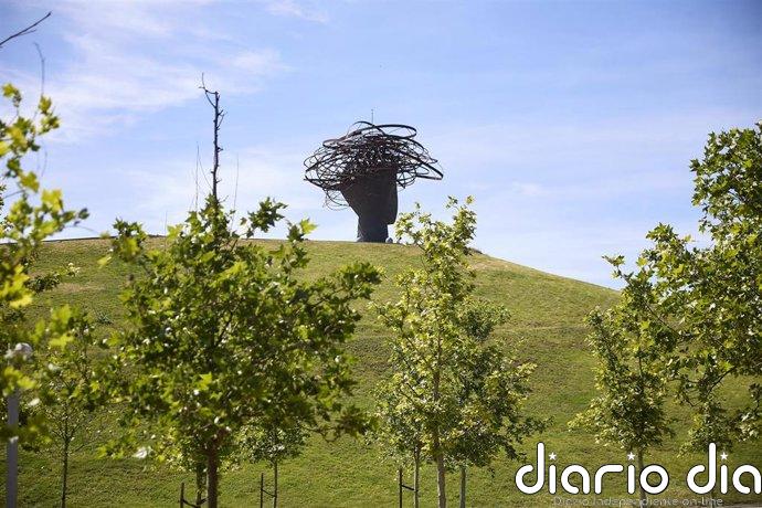 La Dama del Manzanares vigila Madrid desde una montaña de escombros del Parque Lineal