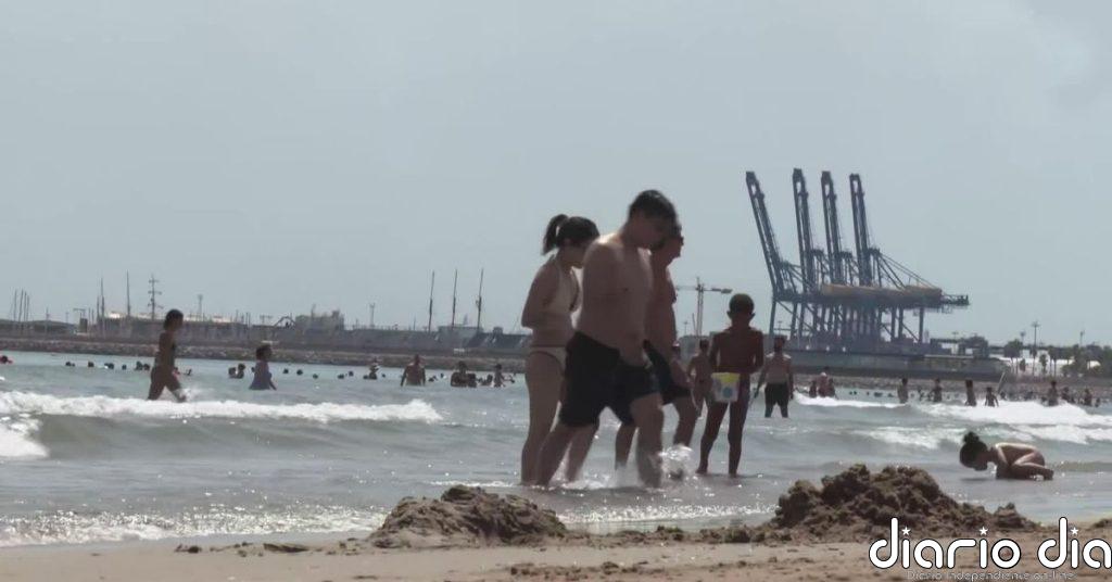La disyuntiva de finales de agosto: paraguas en mano en Galicia y día de playa en Valencia