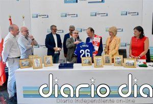 La familia de Vicente Miera dona varias fotografías suyas a la S.D. Nueva Montaña para que sean expuestas en su campo