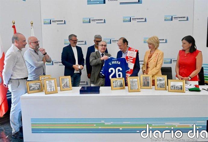 La familia de Vicente Miera dona varias fotografías suyas a la S.D. Nueva Montaña para que sean expuestas en su campo