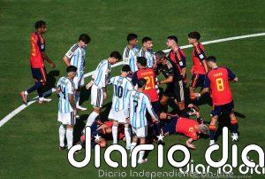 La FIFA sanciona con diez partidos a Paredes y con siete a Molina por la pelea del Mundial
