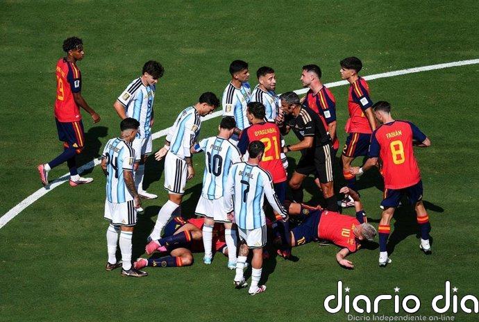 La FIFA sanciona con diez partidos a Paredes y con siete a Molina por la pelea del Mundial