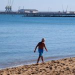 La Guardia Civil empieza a colocar una nueva barrera marítima en el dique sur de Melilla