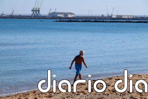 La Guardia Civil empieza a colocar una nueva barrera marítima en el dique sur de Melilla