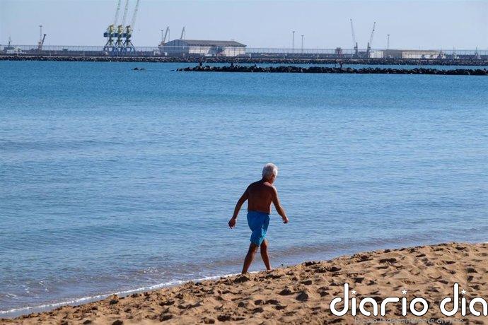 La Guardia Civil empieza a colocar una nueva barrera marítima en el dique sur de Melilla