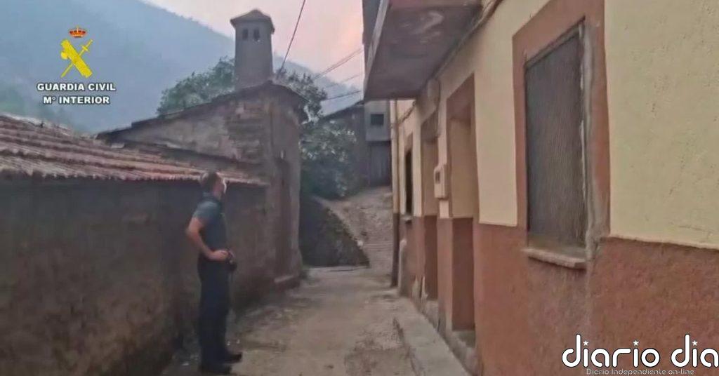 La Guardia Civil evacúa a los vecinos de las localidades de la zona de Las Hurdes ante la cercanía del fuego