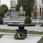 La llama de la memoria por las víctimas de la pandemia sigue ardiendo seis años después en el pebetero de Cibeles