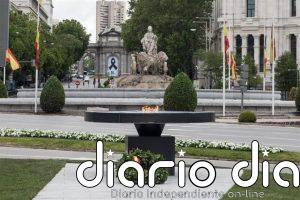 La llama de la memoria por las víctimas de la pandemia sigue ardiendo seis años después en el pebetero de Cibeles
