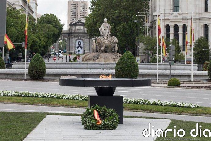 La llama de la memoria por las víctimas de la pandemia sigue ardiendo seis años después en el pebetero de Cibeles