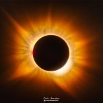 La NASA destaca el color dorado que mostró la corona solar durante el eclipse solar total observado en España