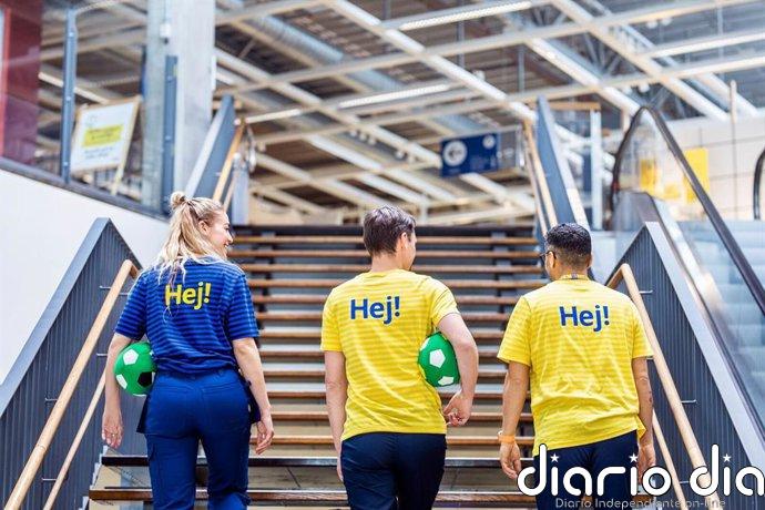 La plantilla de las oficinas centrales de Ikea, incluida la dirección, trabaja este verano en tienda