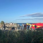 La Policía carga contra manifestantes en Ceuta tras quemar asentamientos de migrantes en la playa