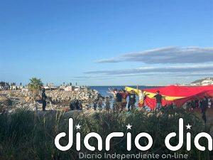 La Policía carga contra manifestantes en Ceuta tras quemar asentamientos de migrantes en la playa