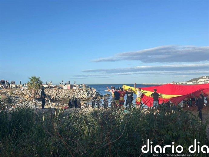La Policía carga contra manifestantes en Ceuta tras quemar asentamientos de migrantes en la playa