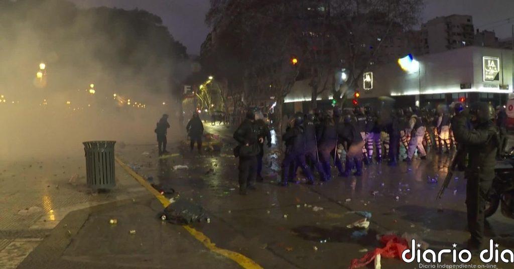 La Policía disuelve una protesta frente al Congreso en Buenos Aires