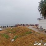 La Policía escolta a los servicios de limpieza en la playa El Trampolín de Ceuta, donde volvieron cientos de inmigrantes