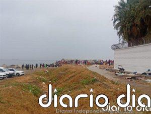 La Policía escolta a los servicios de limpieza en la playa El Trampolín de Ceuta, donde volvieron cientos de inmigrantes