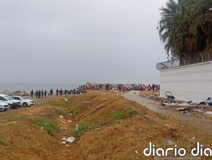 La Policía escolta a los servicios de limpieza en la playa El Trampolín de Ceuta, donde volvieron cientos de inmigrantes