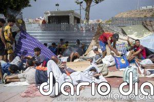 La Policía interviene con disparos al aire para contener a los migrantes que quieren acceder a Loma Colmenar (Ceuta)