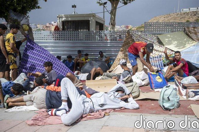 La Policía interviene con disparos al aire para contener a los migrantes que quieren acceder a Loma Colmenar (Ceuta)
