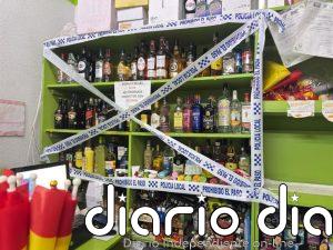 La Policía Local precinta más de 7.500 botellas de alcohol en dos comercios de Elche que supuestamente vendían a menores