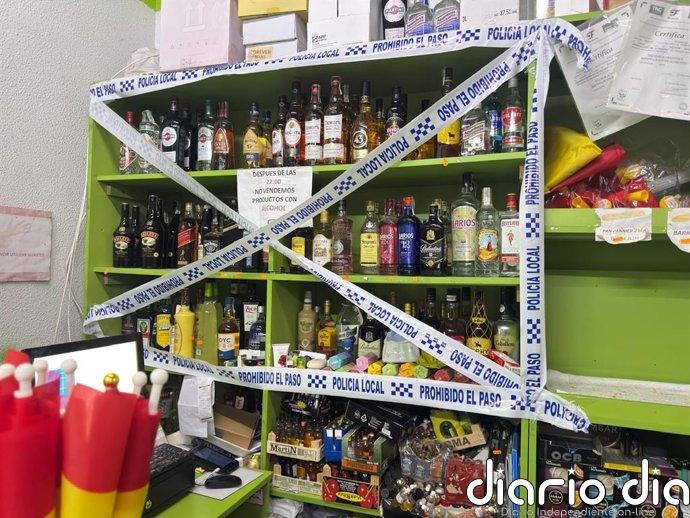 La Policía Local precinta más de 7.500 botellas de alcohol en dos comercios de Elche que supuestamente vendían a menores