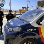 La Policía Nacional detiene a cuatro personas en la playa del Postiguet de Alicante por robos a bañistas