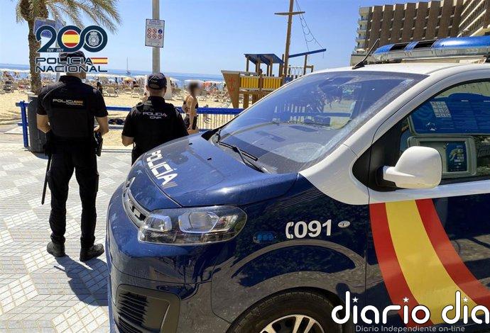 La Policía Nacional detiene a cuatro personas en la playa del Postiguet de Alicante por robos a bañistas