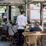 La producción del sector servicios acelera su crecimiento en junio al 4,4% y suma cinco meses de alzas