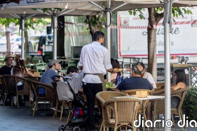 La producción del sector servicios acelera su crecimiento en junio al 4,4% y suma cinco meses de alzas