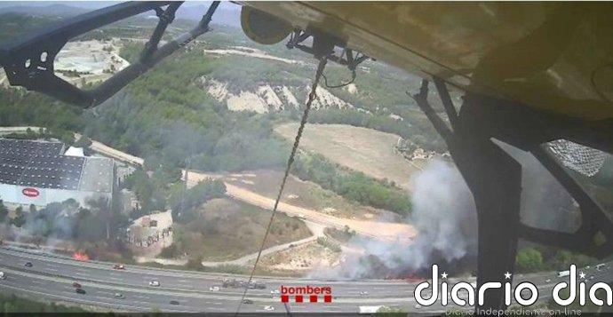 La R4 se reanuda "de manera gradual" tras el incendio en Gelida (Barcelona) junto a las vías