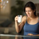 La razón por la que la leche puede sentarte peor por la noche que durante el día