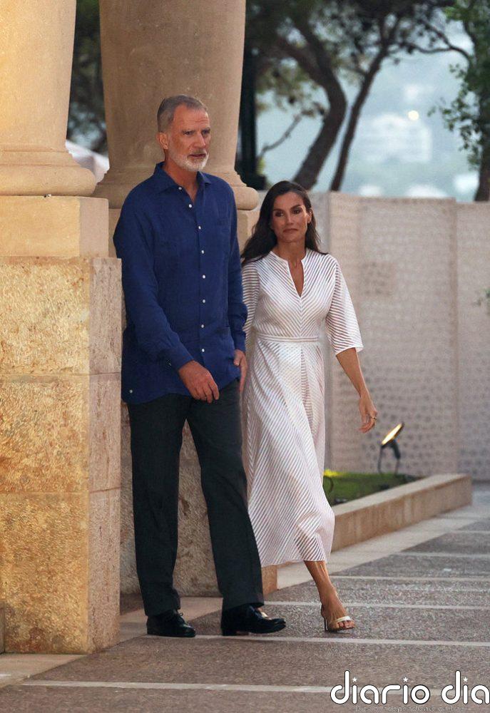 La Reina Letizia firma uno de sus mejores looks en Marivent con un vestido tan sencillo como impecable