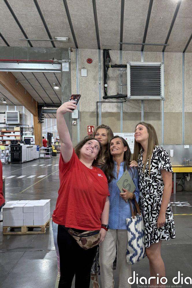 La Reina Letizia, Leonor y Sofía muestran su lado más cercano durante su visita a la Fundación Esment de Palma