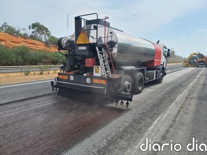 La subdelegada defiende la "apuesta decidida" del Gobierno por la "mejora" de trenes y carreteras de Huelva