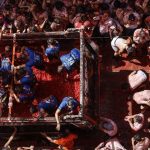 La Tomatina vuelve a llenar las calles de Buñol de rojo al grito de "tomate": "Quien venga a estar limpio, que no venga"