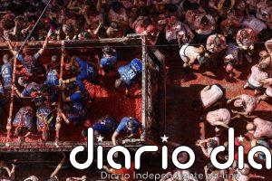 La Tomatina vuelve a llenar las calles de Buñol de rojo al grito de "tomate": "Quien venga a estar limpio, que no venga"