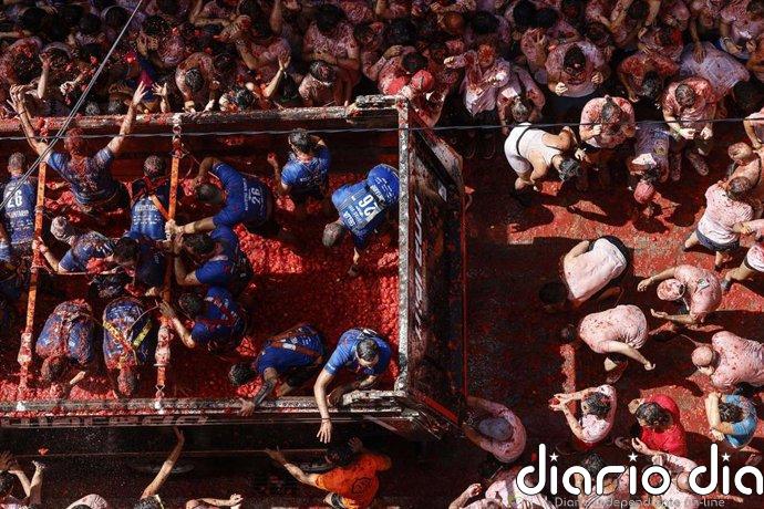 La Tomatina vuelve a llenar las calles de Buñol de rojo al grito de "tomate": "Quien venga a estar limpio, que no venga"
