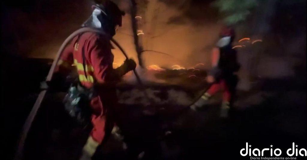 La UME se vuelca en el control del incendio forestal de Niebla