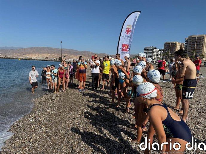 La VI Travesía Inclusiva 'Carlos Tejada' crece un 30% y reúne a 220 nadadores en las aguas de Almería