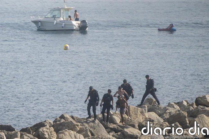 Las barreras de contención instaladas por el Gobierno en Ceuta ya están "plenamente" operativas