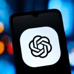 Las descargas de 'apps' de IA en Softonic superan los tres millones y ChatGPT lidera con Gemini pisándole los talones