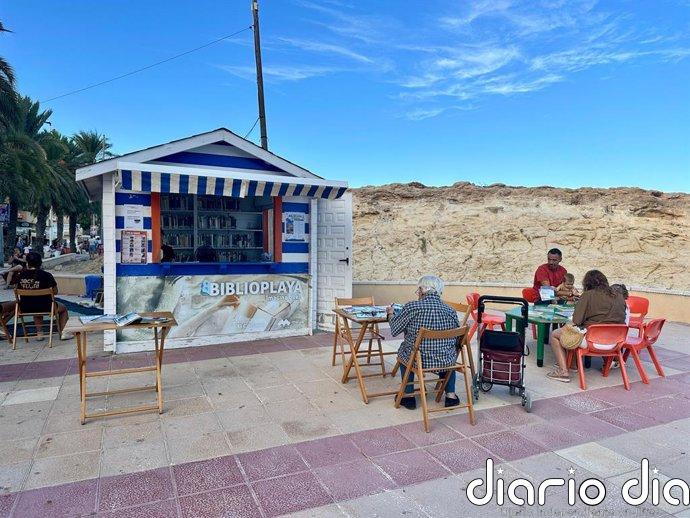 Las dos biblioplayas de El Campello abren durante todo agosto para ofrecer "lectura y diversión en familia"