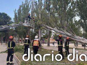 Los bomberos realizan 70 intervenciones en dos horas por los episodios de lluvias y tormentas en la Comunidad
