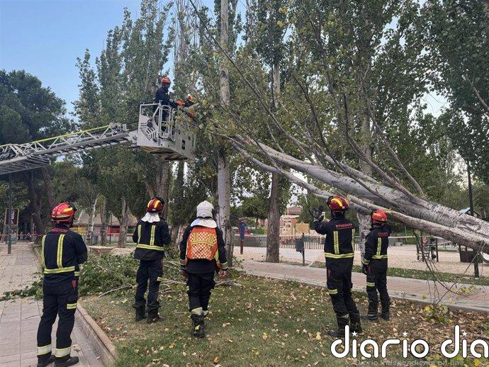 Los bomberos realizan 70 intervenciones en dos horas por los episodios de lluvias y tormentas en la Comunidad