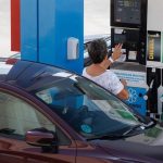 Los carburantes suman ocho semanas al alza y tocan máximos del verano a las puertas de la operación retorno