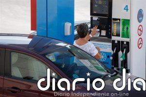 Los carburantes suman ocho semanas al alza y tocan máximos del verano a las puertas de la operación retorno