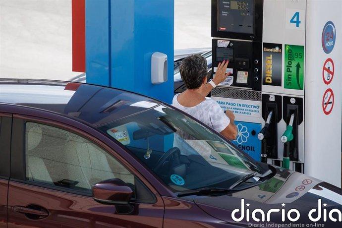 Los carburantes suman ocho semanas al alza y tocan máximos del verano a las puertas de la operación retorno