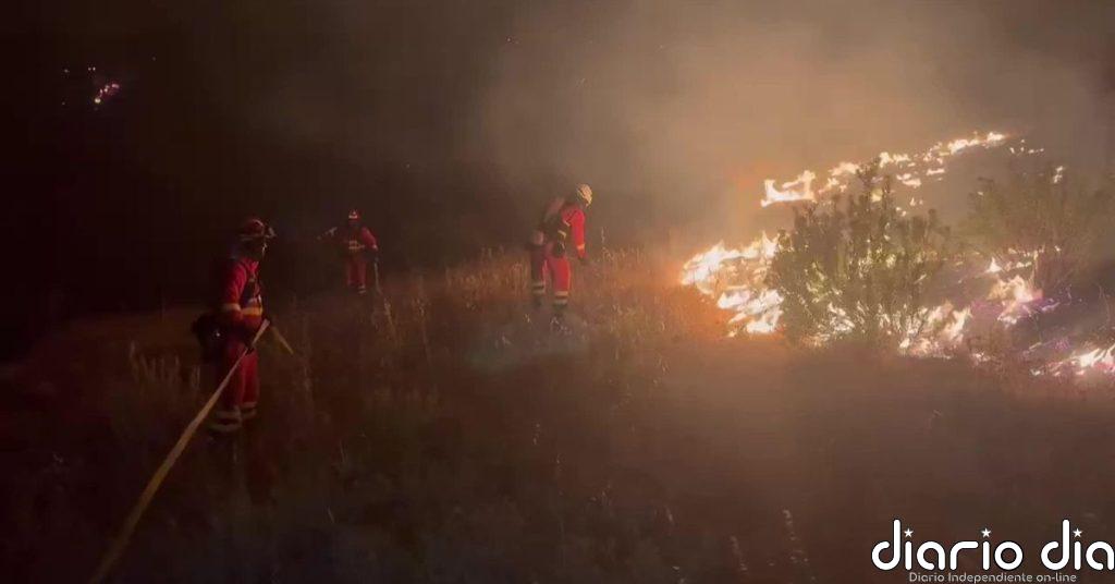 Los efectivos de la UME trabajan toda la noche para avanzar en el control del incendio de Niebla (Huelva)