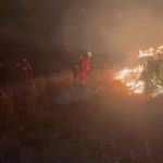 Los efectivos de la UME trabajan toda la noche para avanzar en el control del incendio de Niebla (Huelva)
